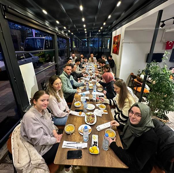 giyim, kişi, şahıs, adam, insan, insan yüzü içeren bir resim
Açıklama otomatik olarak oluşturuldu