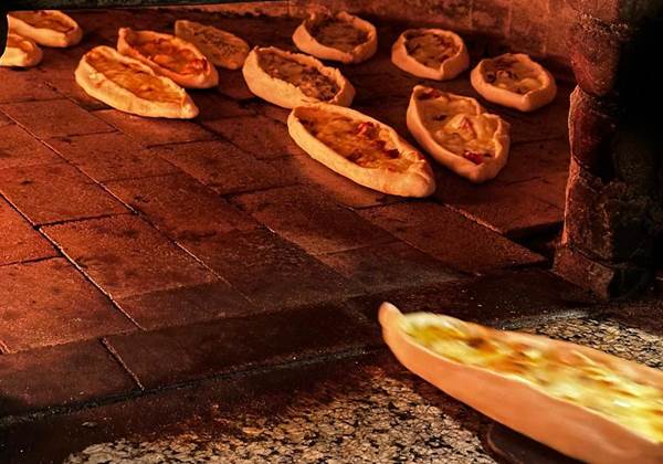 çabuk yemek, pizza, çerez, atıştırmalık, yemek, gıda içeren bir resim
Açıklama otomatik olarak oluşturuldu